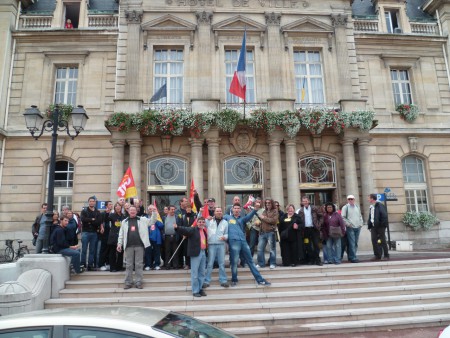 Rassemblement fin 2010 a la Mairie de St Maur pour interpeller le Député Maire pour la défense de nos retraites
