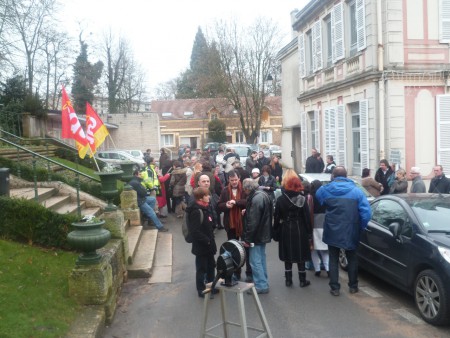 ACTION A LA MAIRIE DE VILLENEUVE LE ROI CONTRE LA REPRESSION SYNDICALE ! 