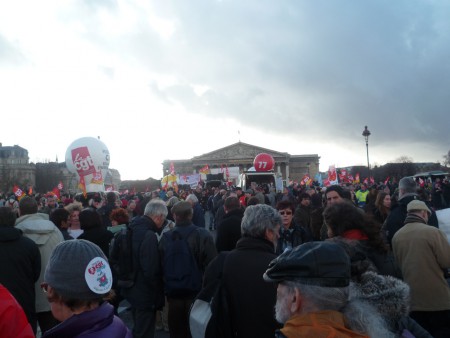 REUSONS DE PAYER LA CRISE ! MANIF ASSEMBLEE NATIONALE